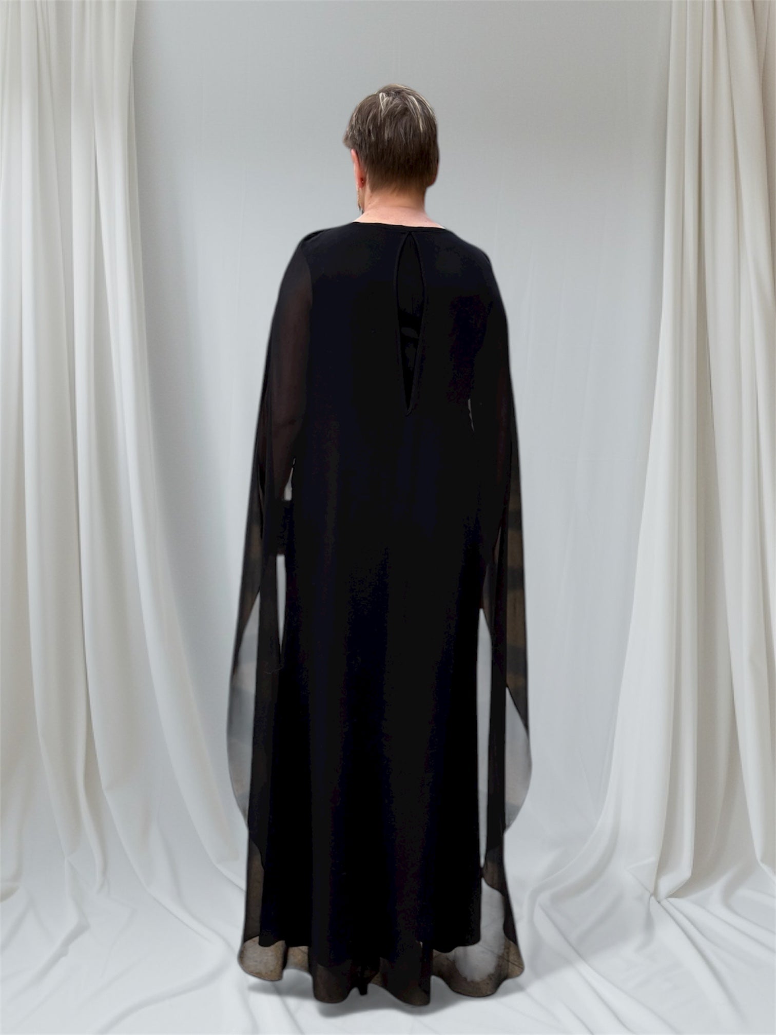 Musta sifonkiviitta peittää koko selän, mutta vartalon muodot kuultaa kauniisti sifongin läpi. Viitta ulottuu melkein maahan asti.