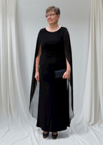 Lataa kuva Galleria-katseluun, Musta iltapuku, jossa sifonkiviitta harteilla.
