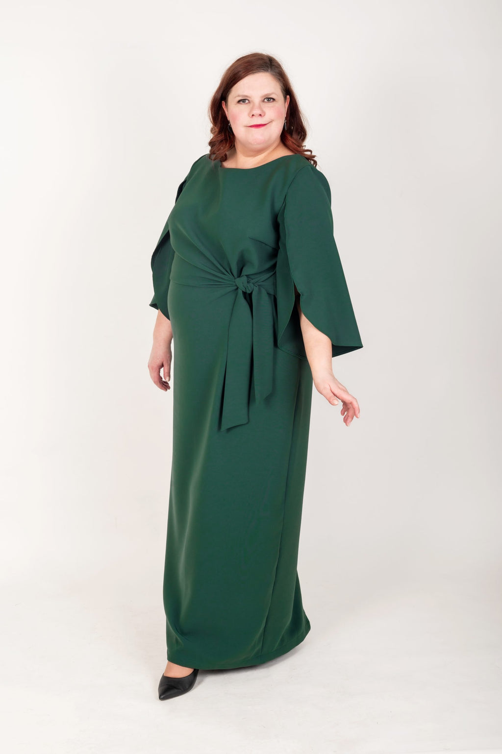 Vihreä iltapuku koossa XXL. Mallissa näyttävät kalla hiat sekä vedos vyötäröllä.