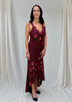 Lataa kuva Galleria-katseluun, Upea kimaltava iltapuku. Edessä kaula-aukossa paljetti kukka kirjailu.
