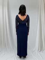 Lataa kuva Galleria-katseluun, Kuva iltapuvusta takaa. Selän kaula-aukko syvään uurrettu.
