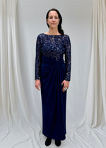 Lataa kuva Galleria-katseluun, Tummansininen iltapuku, jossa kimaltava yläosa. Ala-osassa vyötäröllä kaunis "vesiputous" vedos.
