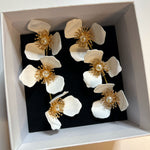 Lataa kuva Galleria-katseluun, Triple Apple Flower -korvakorut | Musta, valkoinen
