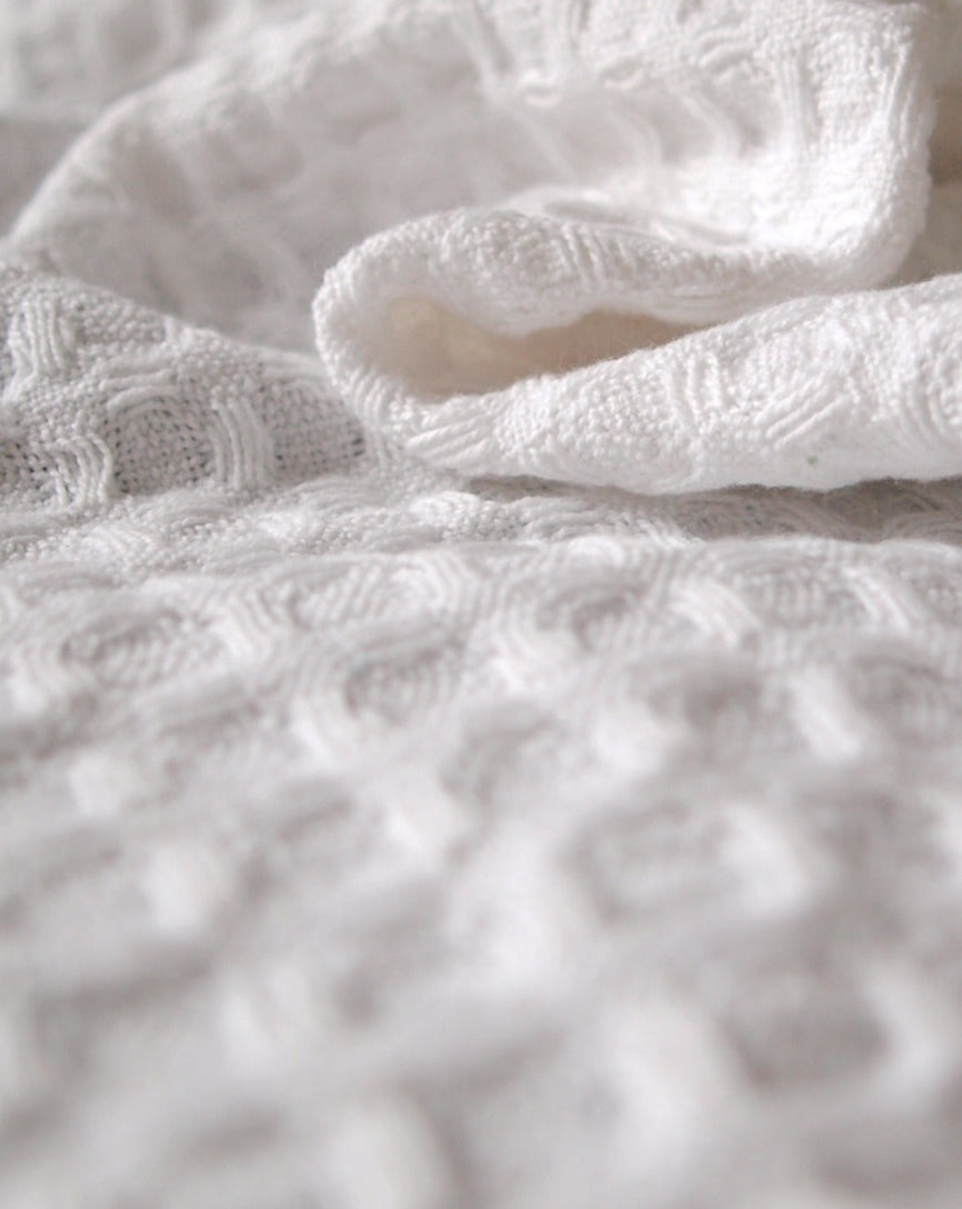 Kotimainen ja ekologinen käsipyyhe ylijäämämateriaalista, lähikuva valkoisesta pyyhkeestä