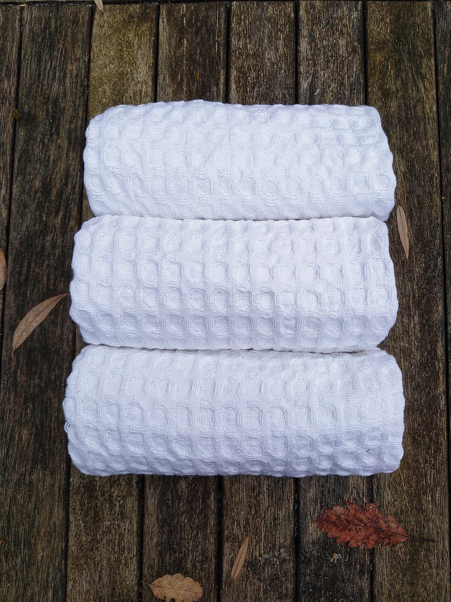 Ekologinen ja ajaton valkoinen Blanco vohvelipyyhe on kierrätyspuuvillaa. Punaisen Norsun pyyhkeet on käsintehty Turussa ja valmistettu teollisuuden ylijäämästä.