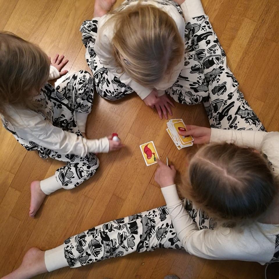 Lapset pelaavat korttia unihaalareissa.