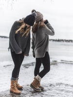 Lataa kuva Galleria-katseluun, Kaksi naista ovat meren jäällä merinovillalengginsit jalassa.
