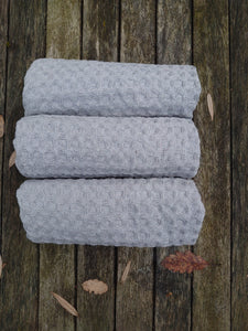 Ekologinen ja ajaton harmaa Blanco vohvelipyyhe on kierrätyspuuvillaa. Punaisen Norsun pyyhkeet on käsintehty Turussa ja valmistettu teollisuuden ylijäämästä.